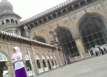 perempuan haid berdiam di masjid