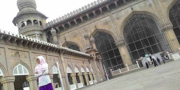 perempuan haid berdiam di masjid