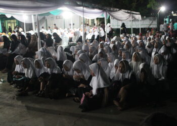 Santri-santri Pesantren Kebon Jambu Cirebon saat mengikuti dalam pengajian