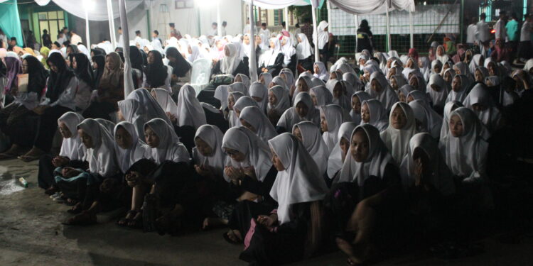 Santri-santri Pesantren Kebon Jambu Cirebon saat mengikuti dalam pengajian