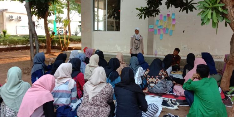 Korp PMII Putri (KOPRI) Pelangi menggelar diskusi dengan tema kesehatan reproduksi di taman IAIN Syeikh Nurjati Cirebon pada Rabu, 18 September 2019.