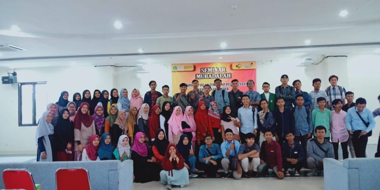 FOTO BERSAMA: Para peserta dan narasumber dalam seminar Mubadalah di Auditorium SBSN Institut Agama Islam Negeri (IAIN) Syekh Nurjati, Senin, 14 Oktober 2019.