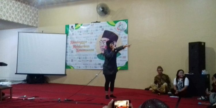 Diana Sastra (depan berdiri) sedang memberikan testimoni dan menyanyikan lagu tarling remang-remang di Haul Gus Du Ke-10, di Aula Kampus Institut Studi Islam Fahmina (ISIF) Cirebon, Kamis 16 Januari 2020.