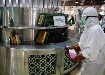 Masjid Istiqlal sedang dibersihkan dengan disinfektan (gambar Liputan6.com)