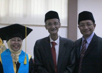 FOTO BERSAMA: KH. Husein Muhammad (tengah) didampingi Ketua Tim Promotor DR HC