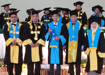 FOTO BERSAMA: KH. Husein Muhammad (tengah) didampingi Rektor UIN Walisongo