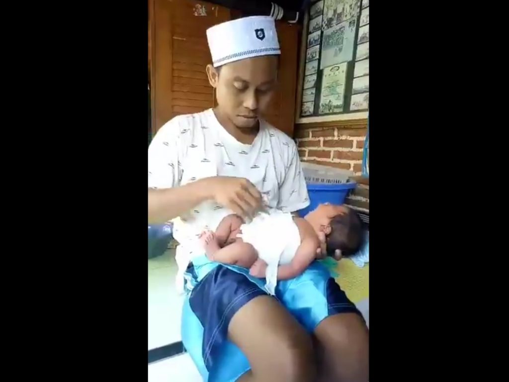 Ayah Jangan Gengsi Memandikan Anak