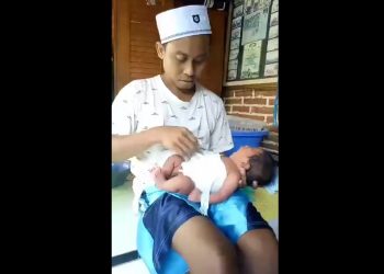 Ayah Jangan Gengsi Memandikan Anak