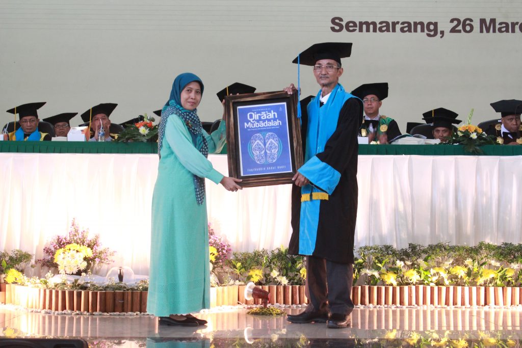 raih gelar DR HC