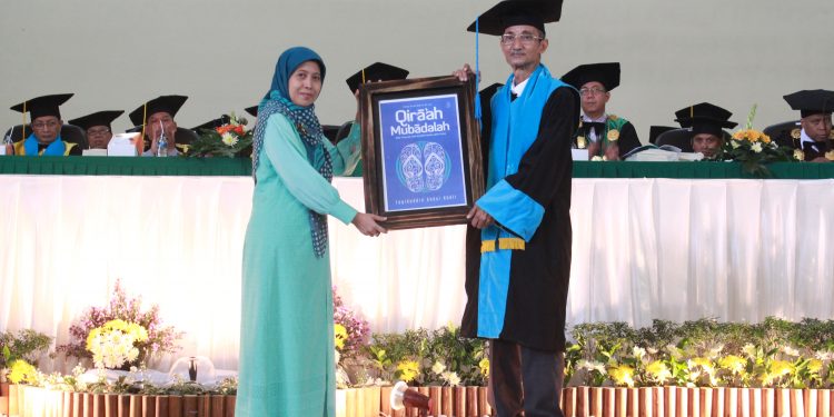 raih gelar DR HC