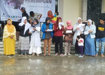 Jaringan Cirebon untuk Kemanusiaan membaca dan mendeklarasikan 10 agenda politik perempuan pada acara panggung perempuan di kawasan Yayasan Fahmina