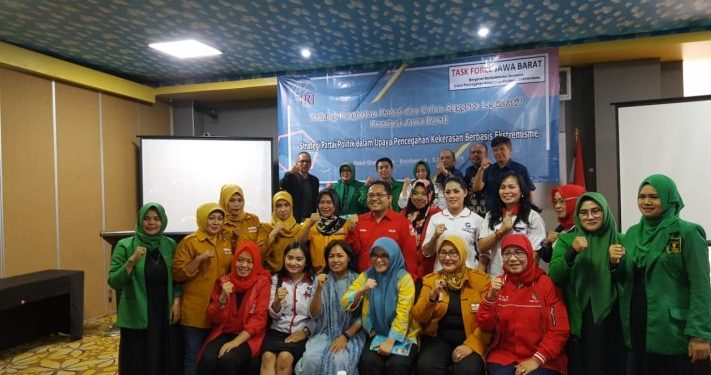 DOKUMENTASI/FOTO BERSAMA: Perwakilan 16 parpol usai training penguatan partai dan anggota legislatif selama dua hari di salah satu hotel Bandung
