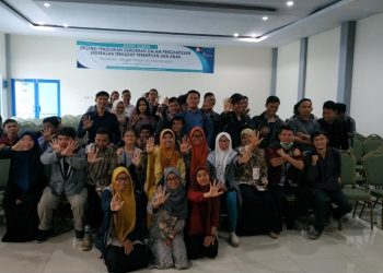 FOTO BERSAMA: Para aktivis dan gerakan perempuan yang tergabung dalam Jaringan Cirebon untuk Kemanusiaan menggelar pendidikan publik yang dihadiri puluhan mahasiswa di Sekolah Tinggi Manajemen Informatika dan Teknik Komputer (STIKom) Poltek Cirebon