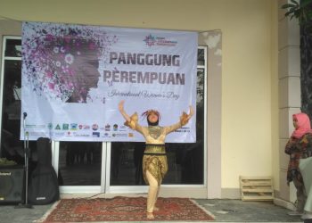 Seorang penari tengah menampilkan kreasi seninya pada panggung perempuan yang digelar oleh Jaringan Cirebon untuk Kemanusiaan di kawasan Yayasan Fahmina