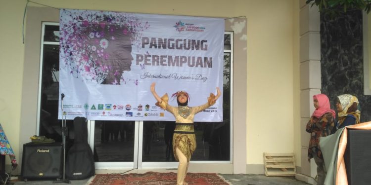 Seorang penari tengah menampilkan kreasi seninya pada panggung perempuan yang digelar oleh Jaringan Cirebon untuk Kemanusiaan di kawasan Yayasan Fahmina